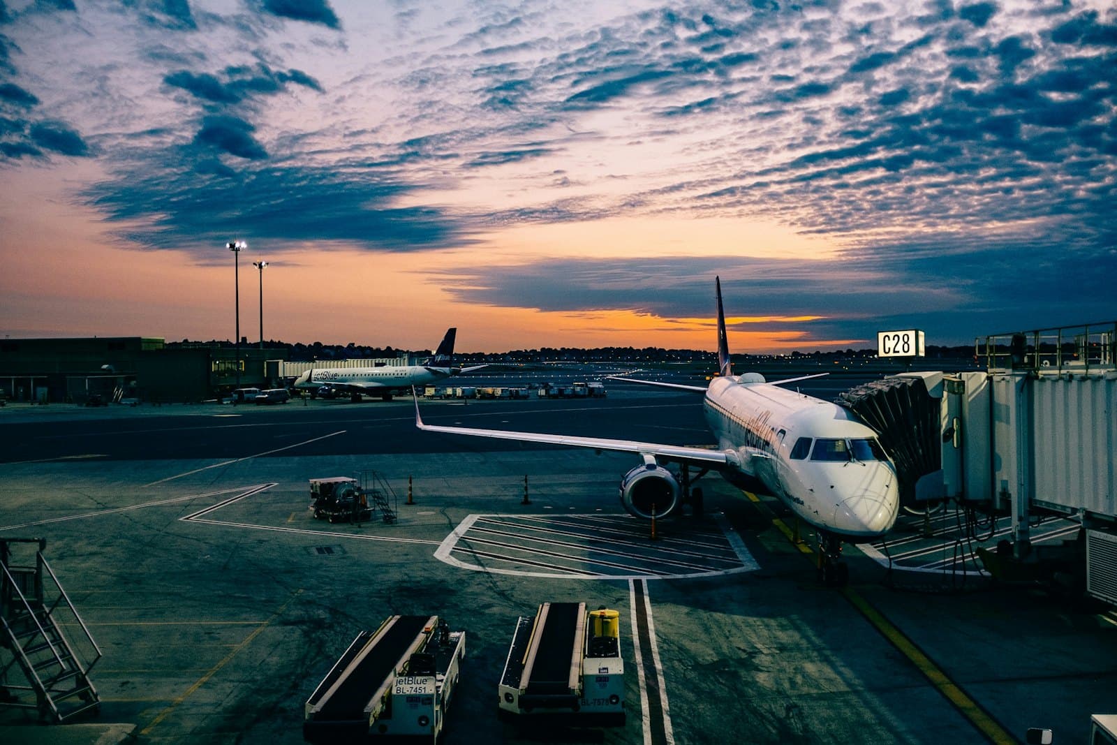 Pista de aeropuerto al amanecer