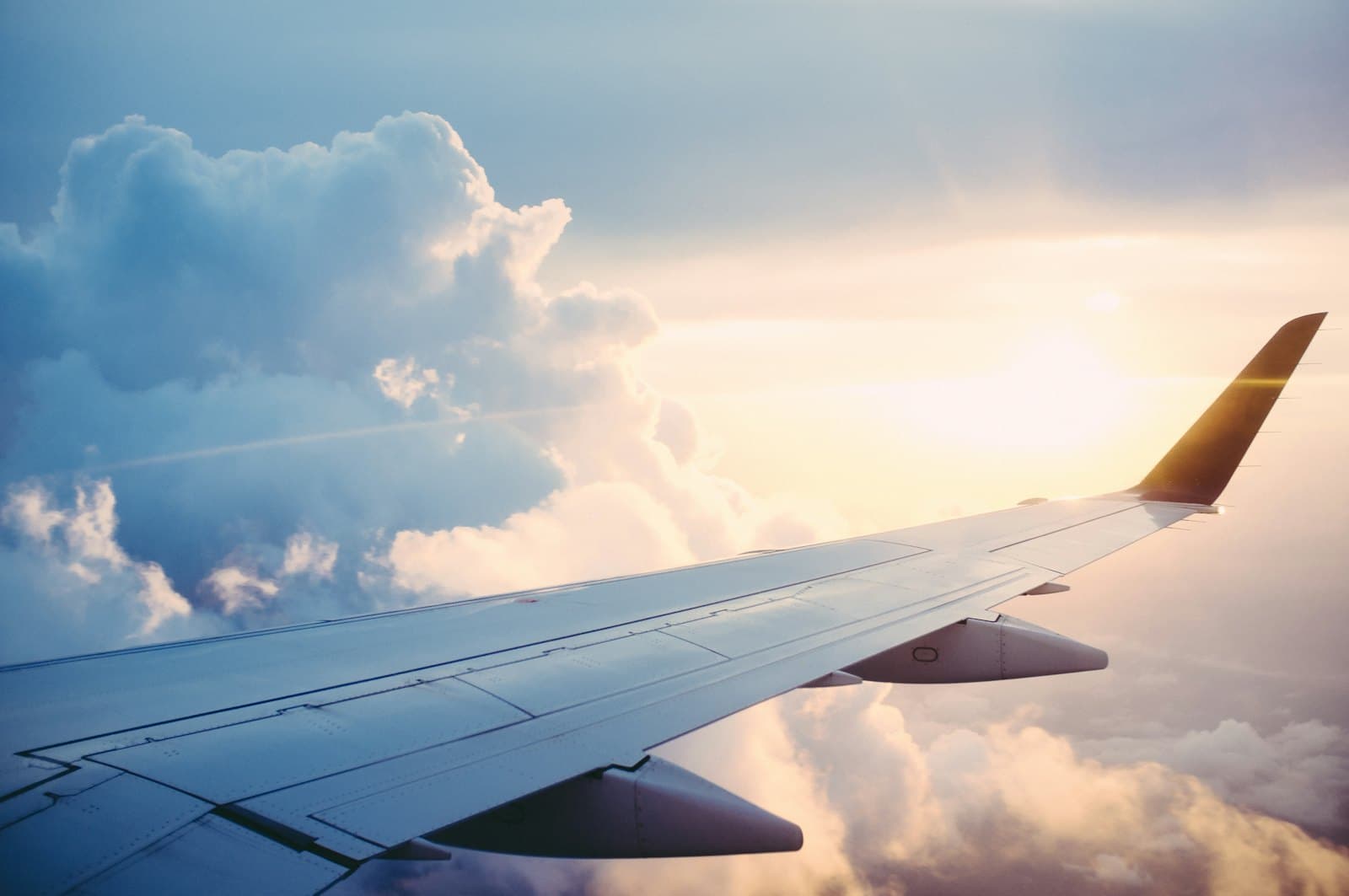 Ala de un avión sobre nubes