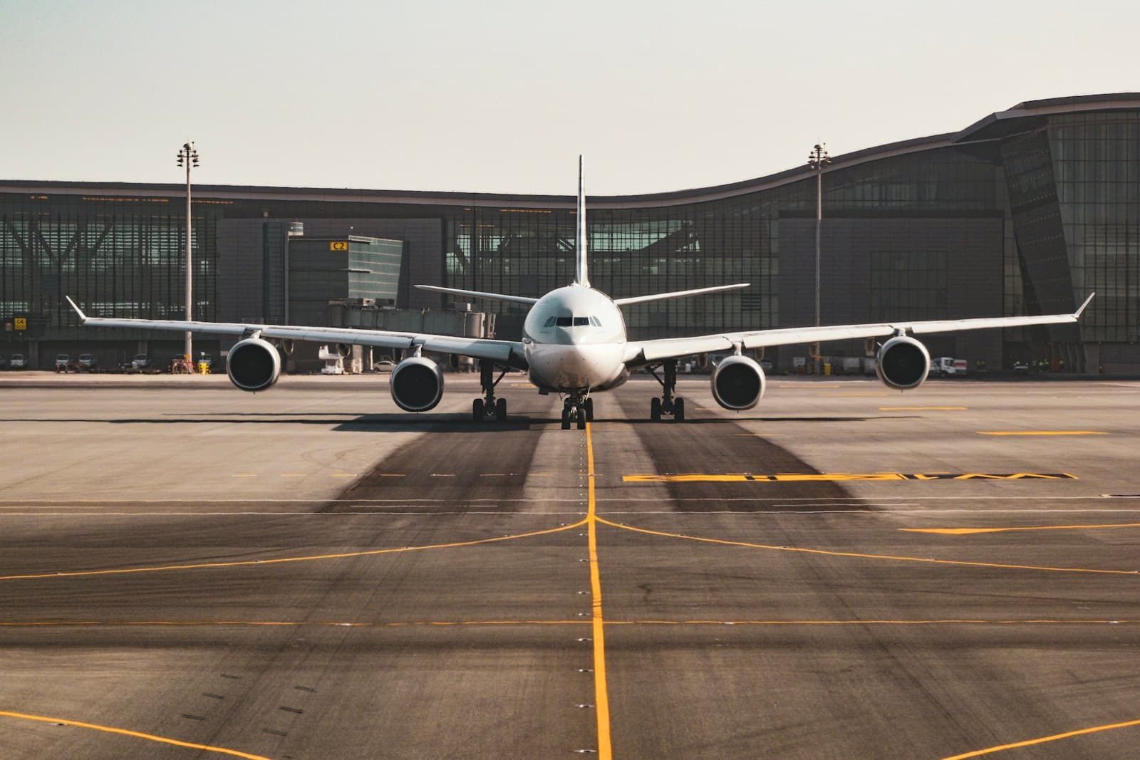 Terminal de aeropuerto con viajeros en tránsito