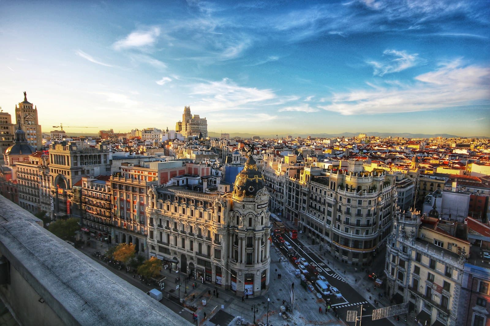 Gran Vía de Madrid al atardecer